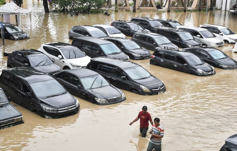 Kiat aman berkendara pakai mobil listrik saat melintasi banjir Kiat aman berkendara pakai mobil listrik saat melintasi banjir