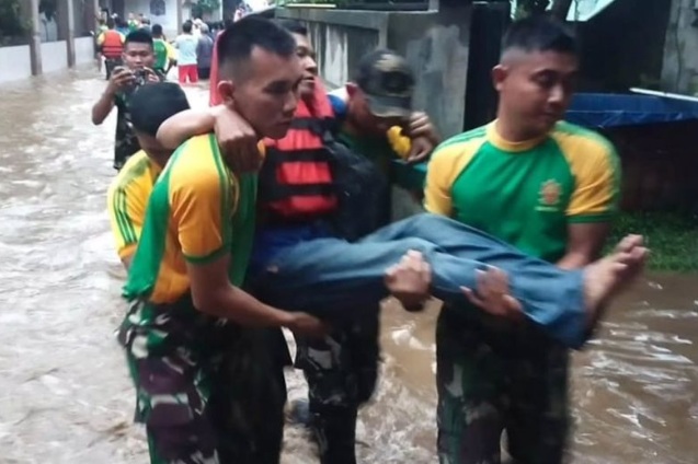 Kostrad kerahkan pasukan evakuasi korban banjir Jabodetabek Kostrad kerahkan pasukan evakuasi korban banjir Jabodetabek