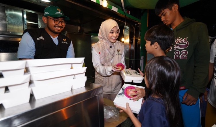 Nabilah Ayu bantu korban banjir di Pengadegan Nabilah Ayu bantu korban banjir di Pengadegan