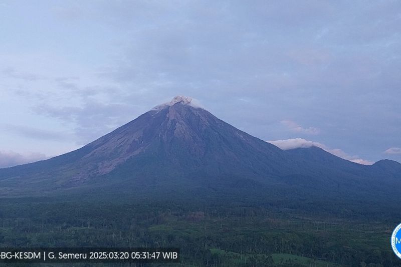 Aktivitas Gunung Semeru masih didominasi gempa letusan Aktivitas Gunung Semeru masih didominasi gempa letusan