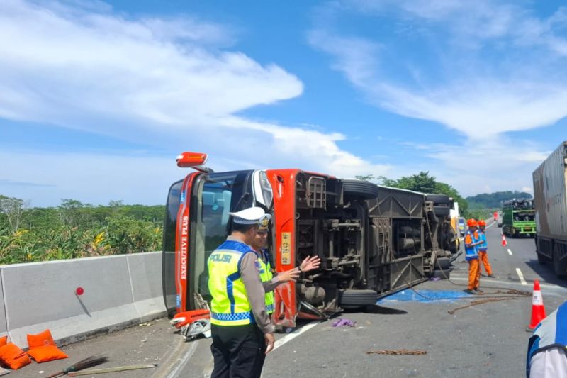 Bus Rosalia Indah terguling di tol Semarang-Batang Bus Rosalia Indah terguling di tol Semarang-Batang