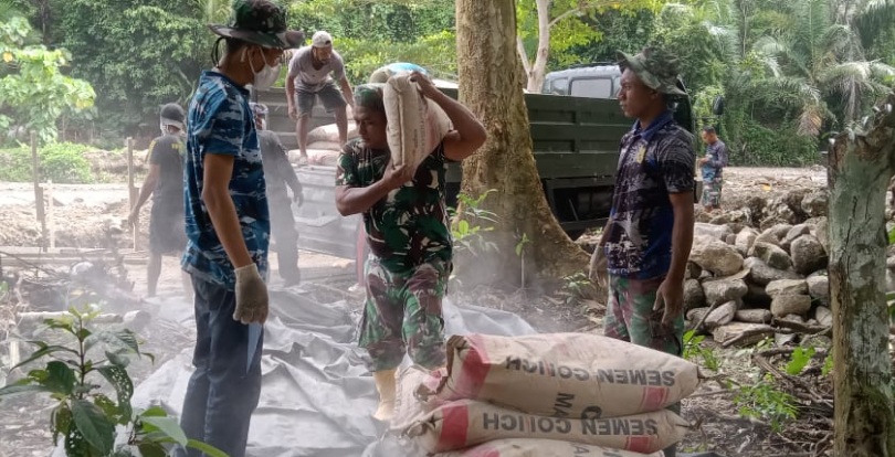 Prajurit TNI Satgas TMMD ke-123 Kodim 1510/Sula kebut pembangunan talud Prajurit TNI Satgas TMMD ke-123 Kodim 1510/Sula kebut pembangunan talud
