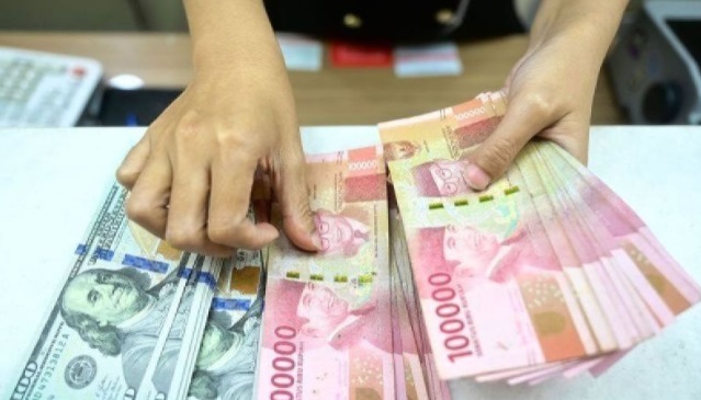 Rupiah ditutup melemah karena tren proteksionisme dan faktor domestik Rupiah ditutup melemah karena tren proteksionisme dan faktor domestik