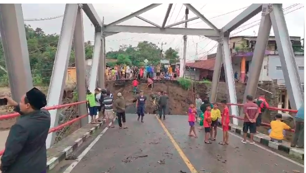 Banjir dan longsor di Sukabumi, 1 warga meninggal 7 dilaporkan hilang Banjir dan longsor di Sukabumi, 1 warga meninggal 7 dilaporkan hilang