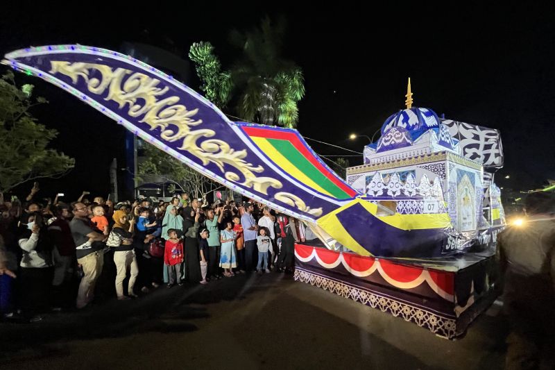 123 mobil hias semarakkan pawai takbir Idul Fitri di Kota Batam 123 mobil hias semarakkan pawai takbir Idul Fitri di Kota Batam