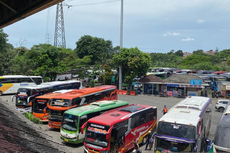 Sebanyak 908 pemudik berangkat dari Terminal Kampung Rambutan