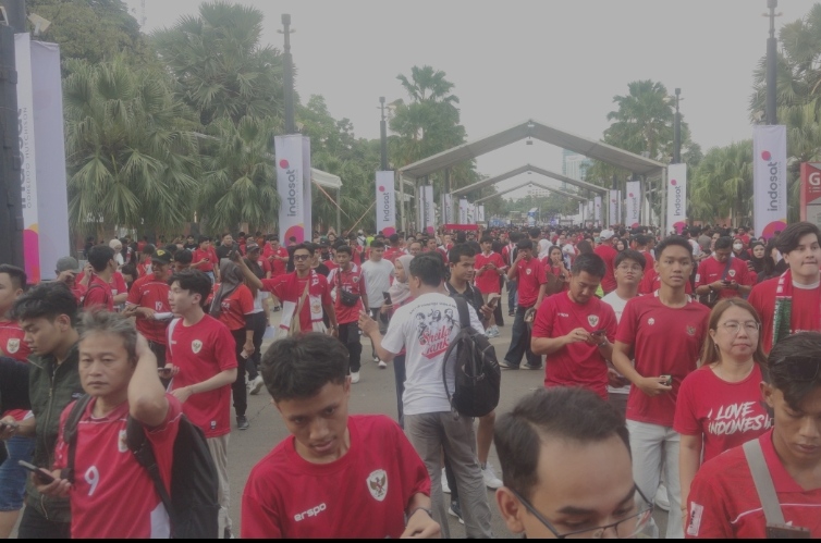 Suporter semakin ramai, booth UMKM siap layani pengunjung yang berpuasa stadion GBK Suporter semakin ramai, booth UMKM siap layani pengunjung yang berpuasa stadion GBK
