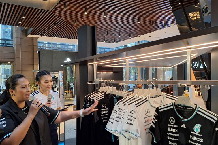 Adidas gandeng Mercedes luncurkan baju resmi F1 di Jakarta Adidas gandeng Mercedes luncurkan baju resmi F1 di Jakarta