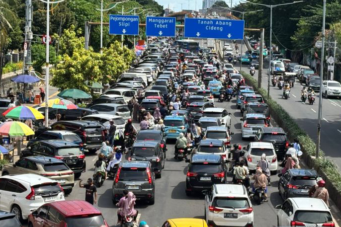 Situasi lalin di sekitar TPU Karet Bivak padat saat Lebaran
