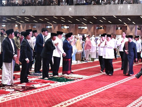 Presiden Prabowo dan putranya salat Idul Fitri di Masjid Istiqlal