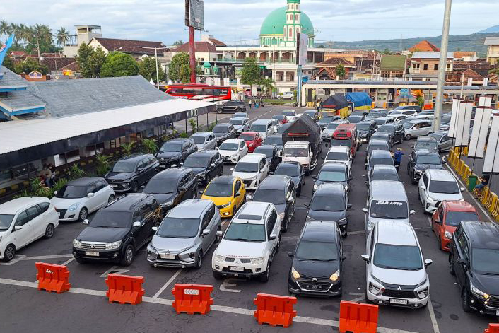 Kendaraan roda empat antre di areal parkir Pelabuhan Ketapang Kendaraan roda empat antre di areal parkir Pelabuhan Ketapang