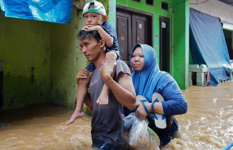 Banjir Jakarta akibat luapan sungai dan curah hujan tinggi kian meluas Banjir Jakarta akibat luapan sungai dan curah hujan tinggi kian meluas