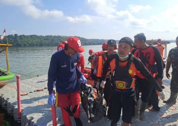 Seorang pemancing berhasil dievakuasi petugas gabungan di aliran Sungai Penujah Seorang pemancing berhasil dievakuasi petugas gabungan di aliran Sungai Penujah