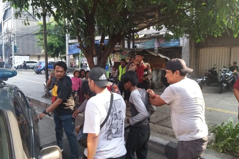 Polres Jakut tangkap dua pria yang memalak sopir truk di Tanjung Priok Polres Jakut tangkap dua pria yang memalak sopir truk di Tanjung Priok