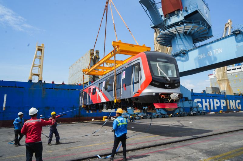 KAI Commuter terima kedatangan dua train set sarana KRL baru KAI Commuter terima kedatangan dua train set sarana KRL baru
