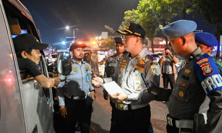 Jaktim tindak lima angkutan travel tak sesuai izin