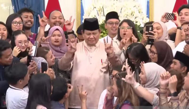 Prabowo belajar gerakan velocity bersama wartawan saat open house Prabowo belajar gerakan velocity bersama wartawan saat open house