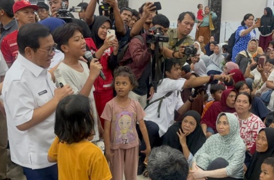 Pramono Anung tinjau lokasi pengungsian banjir di GOR Otista Jaktim Pramono Anung tinjau lokasi pengungsian banjir di GOR Otista Jaktim