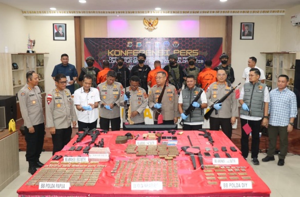 Satgas Ops Damai Cartenz gagalkan jaringan penyuplai senpi dan ribuan amunisi ke KKB Satgas Ops Damai Cartenz gagalkan jaringan penyuplai senpi dan ribuan amunisi ke KKB