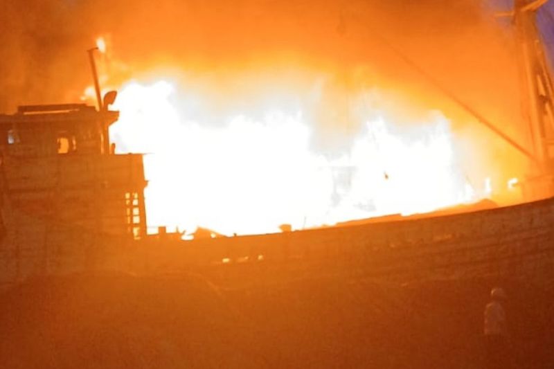 Dua kapal terbakar di Pelabuhan Sunda Kelapa saat bongkar muat Dua kapal terbakar di Pelabuhan Sunda Kelapa saat bongkar muat