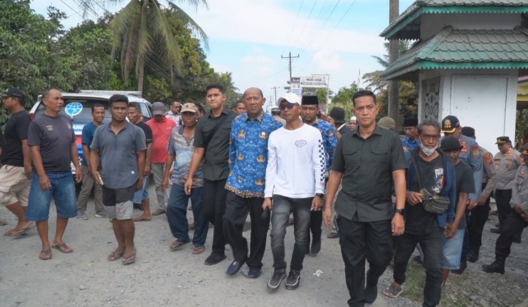 Bupati Langkat temui pendemo, tegaskan komitmen perbaiki jalan di Kecamatan Selesai Bupati Langkat temui pendemo, tegaskan komitmen perbaiki jalan di Kecamatan Selesai