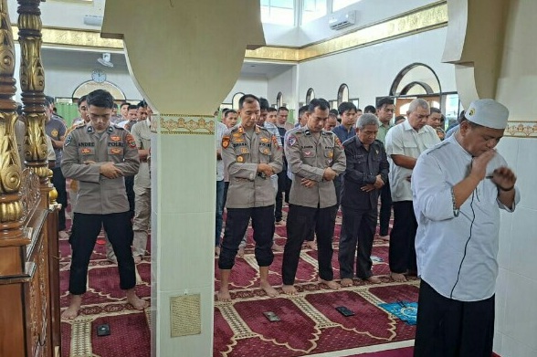 Polda Sulut gelar salat gaib untuk personel Polsek Way Kanan Lampung yang gugur Polda Sulut gelar salat gaib untuk personel Polsek Way Kanan Lampung yang gugur