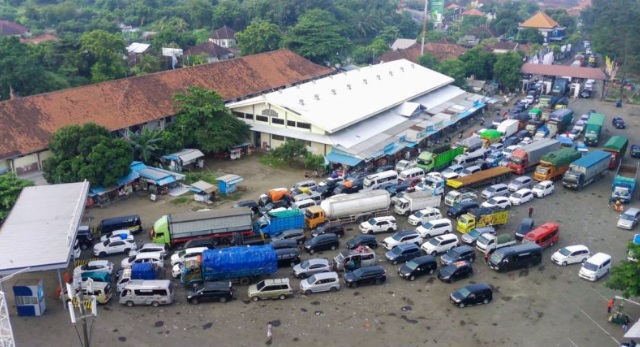 Pemudik antre hingga delapan jam di lintasan Gilimanuk-Ketapang Pemudik antre hingga delapan jam di lintasan Gilimanuk-Ketapang