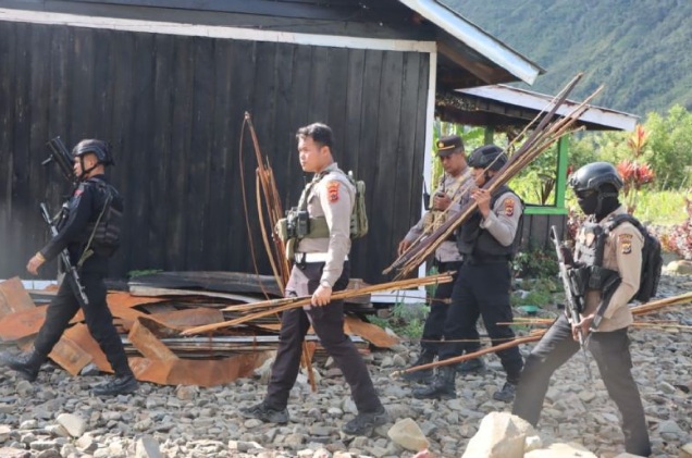 Personel TNI-Polri amankan 1.500 anak panah dari warga di Puncak Jaya Personel TNI-Polri amankan 1.500 anak panah dari warga di Puncak Jaya