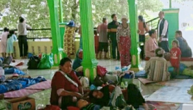 BPBD: Ribuan warga terdampak banjir di Karawang mengungsi BPBD: Ribuan warga terdampak banjir di Karawang mengungsi