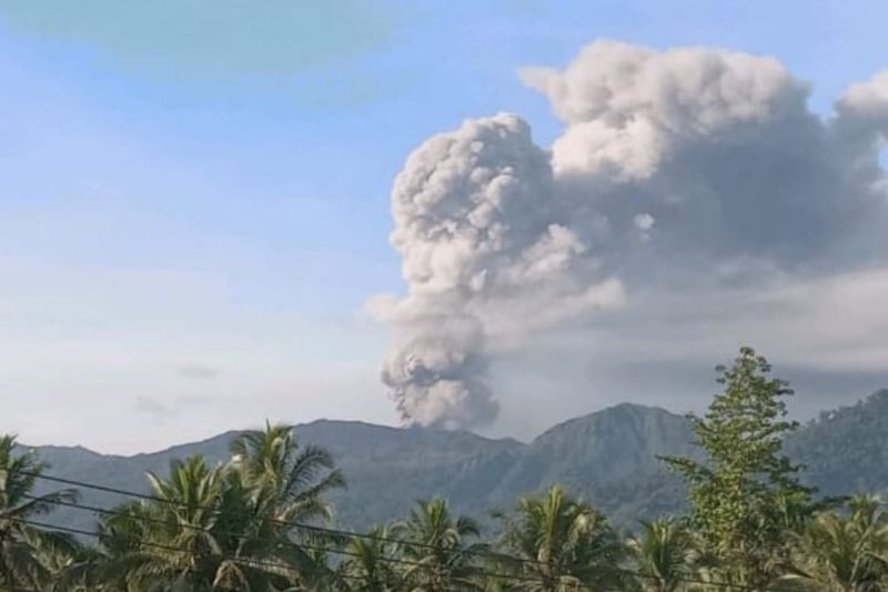 Gunung Dukono Senin pagi kembali erupsi Gunung Dukono Senin pagi kembali erupsi