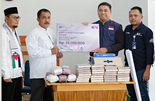 KAI Divre II Sumbar salurkan Program TJSL senilai Rp85,56 juta KAI Divre II Sumbar salurkan Program TJSL senilai Rp85,56 juta
