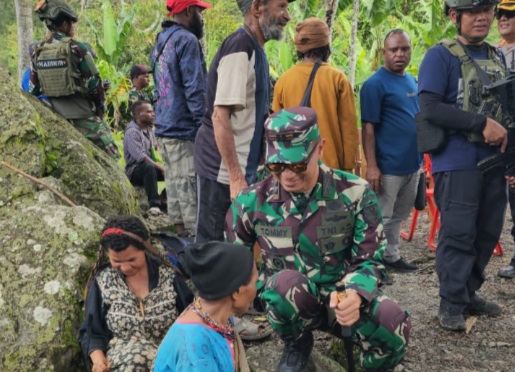 Dandim 1715/Yahukimo dan Forkopimda beri bantuan pangan warga Distrik Anggruk pasca serangan OPM Dandim 1715/Yahukimo dan Forkopimda beri bantuan pangan warga Distrik Anggruk pasca serangan OPM