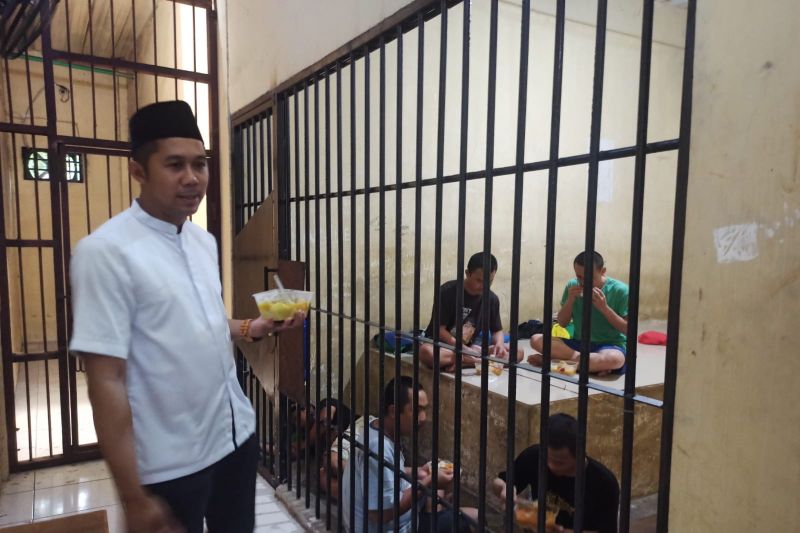 Polisi gelar makan bersama dengan tahanan saat Idulfitri