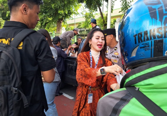 Diesel One Solidarity dan Polsek Gambir bagikan 500 paket buka puasa Diesel One Solidarity dan Polsek Gambir bagikan 500 paket buka puasa