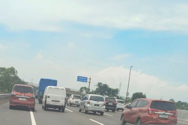 Ruas jalan Tol Jakarta-Cikampek cukup padat di hari lebaran