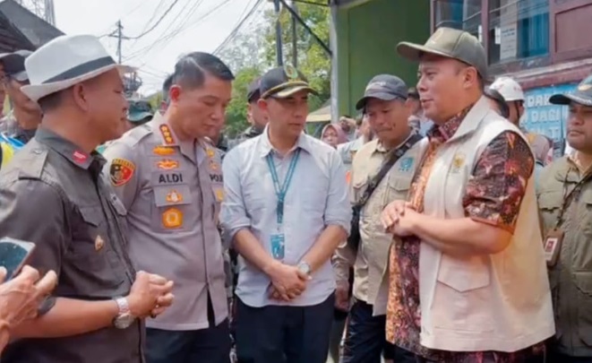 Tinjau banjir Dayeuhkolot, legislator Senayan tawarkan solusi atasi banjir Kabupaten Bandung Tinjau banjir Dayeuhkolot, legislator Senayan tawarkan solusi atasi banjir Kabupaten Bandung