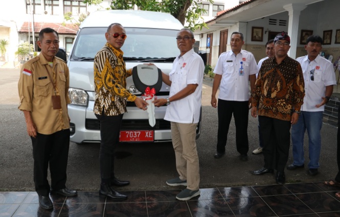 Wali Kota serahkan hibah mobil operasional kepada KONI Wali Kota serahkan hibah mobil operasional kepada KONI
