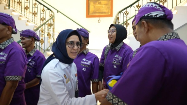 KAI Daop 6 bagikan 250 paket sembako kepada para porter KAI Daop 6 bagikan 250 paket sembako kepada para porter
