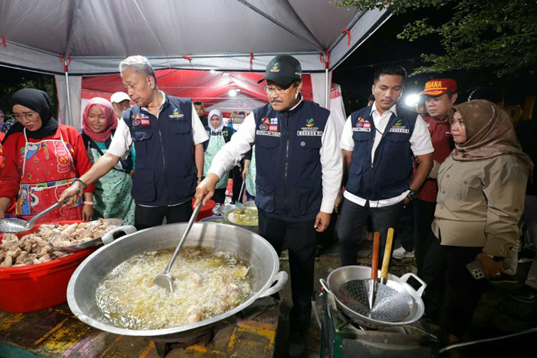 Mensos dan Wamensos siapkan makan sahur untuk korban banjir Bekasi Mensos dan Wamensos siapkan makan sahur untuk korban banjir Bekasi