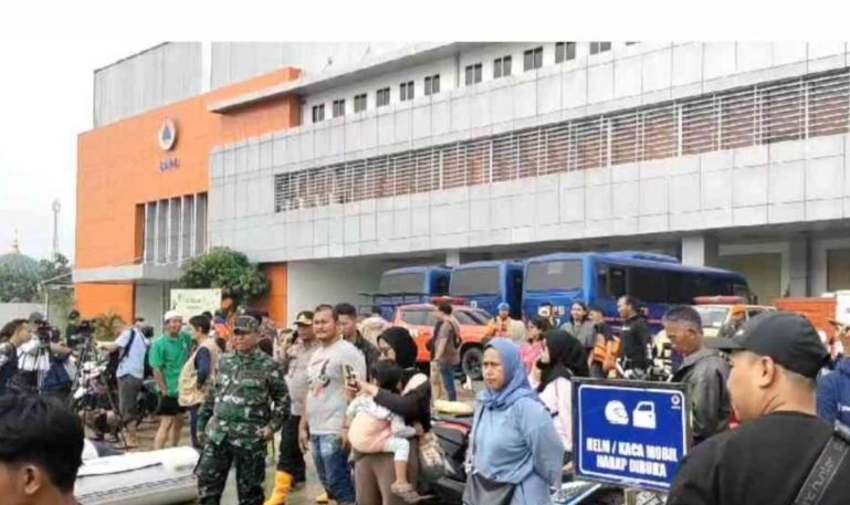 Akses jalan menuju PGP Bekasi tergenang air 80 centimeter Akses jalan menuju PGP Bekasi tergenang air 80 centimeter