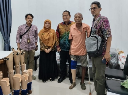 Sebanyak 21 difabel di Langkat terima alat bantu kaki dan tangan palsu dari Kemensos Sebanyak 21 difabel di Langkat terima alat bantu kaki dan tangan palsu dari KemensosÂ