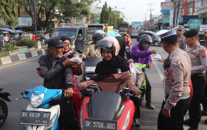 Polres Langkat berbagi takjil di Stabat Polres Langkat berbagi takjil di Stabat