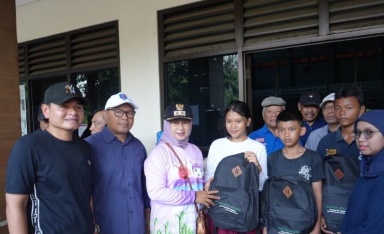 Wali Kota Jaktim periksa kondisi pengungsi kebakaran Pondok Bambu Wali Kota Jaktim periksa kondisi pengungsi kebakaran Pondok Bambu