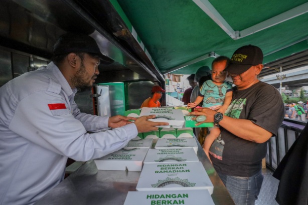BAZNAS berbagi hidangan berkah Ramadan di Masjid Assyakirin Jatinegara