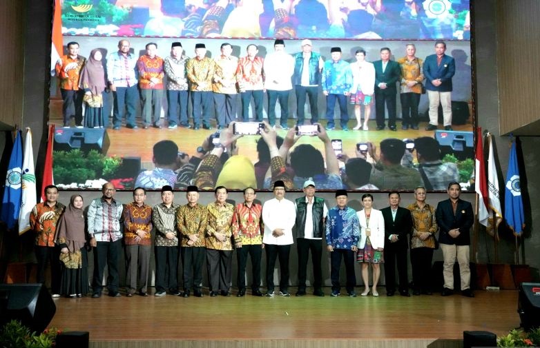 Mensos dan perguruan tinggi teken MoU pengentasan kemiskinan di Jawa Barat