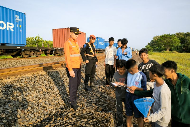 KAI minta masyarakat tidak Ngabuburit di jalur KA KAI minta masyarakat tidak Ngabuburit di jalur KA