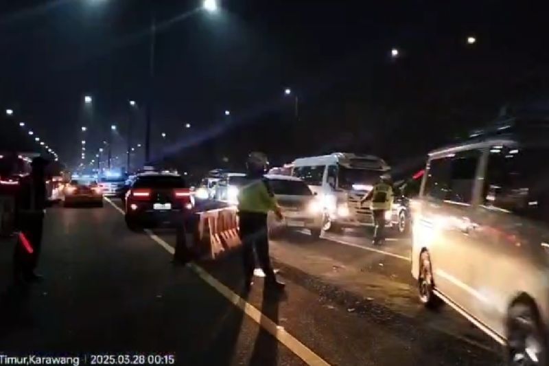 Contraflow arah Cikampek Jalan Tol Jakarta-Cikampek diperpanjang Contraflow arah Cikampek Jalan Tol Jakarta-Cikampek diperpanjang