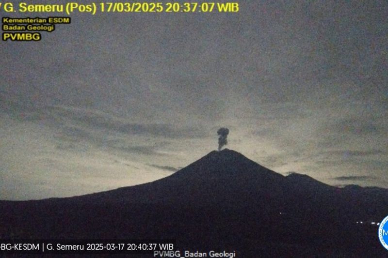 Gunung Semeru kembali erupsi dengan letusan setinggi 1.000 meter Gunung Semeru kembali erupsi dengan letusan setinggi 1.000 meter