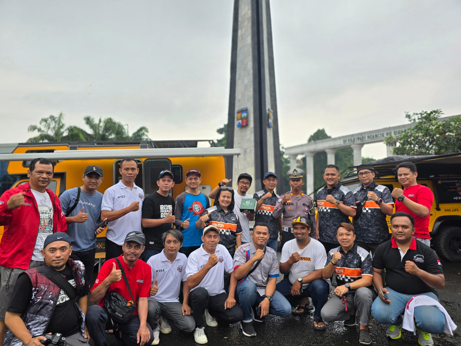 Ratusan paket takjil gratis di bagikan paguyuban mobil Bogor untuk berbuka puasa Ratusan paket takjil gratis di bagikan paguyuban mobil Bogor untuk berbuka puasa