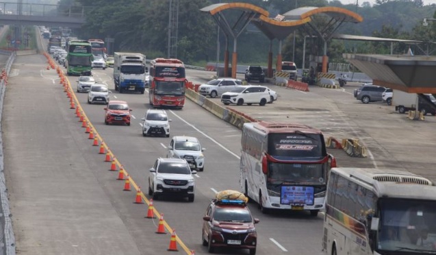 Arus lalu lintas di Tol Cipali semakin padat pada H-4 Lebaran Arus lalu lintas di Tol Cipali semakin padat pada H-4 Lebaran